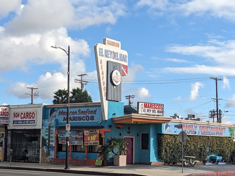 Exterior of El Rey Del Mar in Reseda.